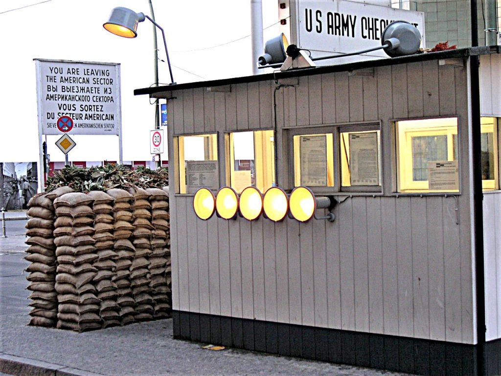 17 CHepoint Charlie-Berlñín-Alemania