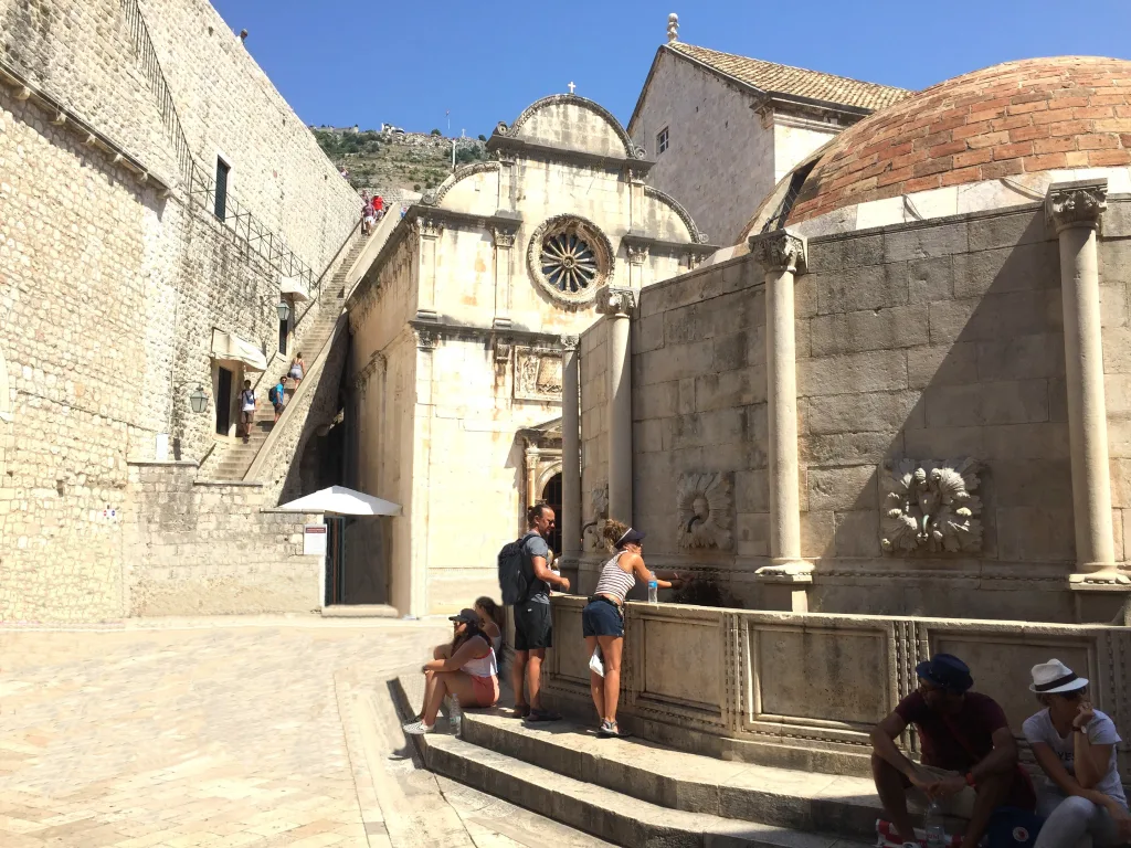 15 Fuente-iglesia del salvador-Dubrovnik-Croacia