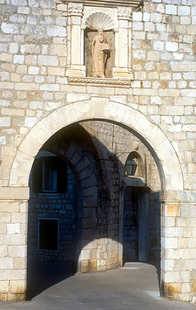 9 Puerta muralla-Dubrovnik-Croacia