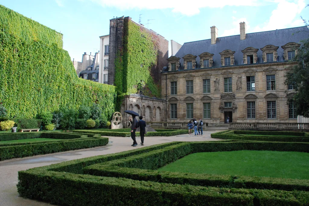 10 Hotel Sully-París-Francia