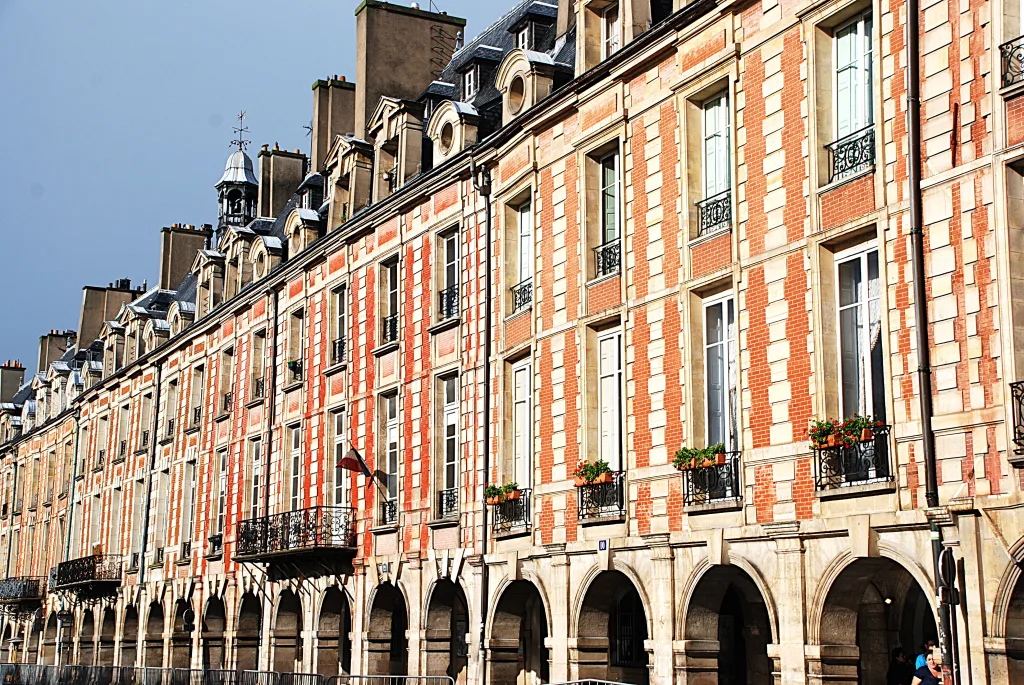 8 Plaza Vosgos-París-Francia