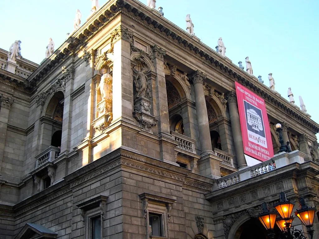 14 Bolsa-Budapest-Hungría