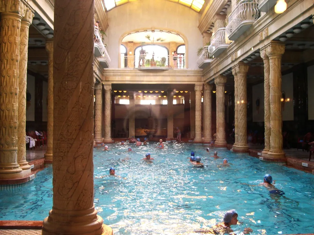 8 Baños Gellert-Budapest-Hungría