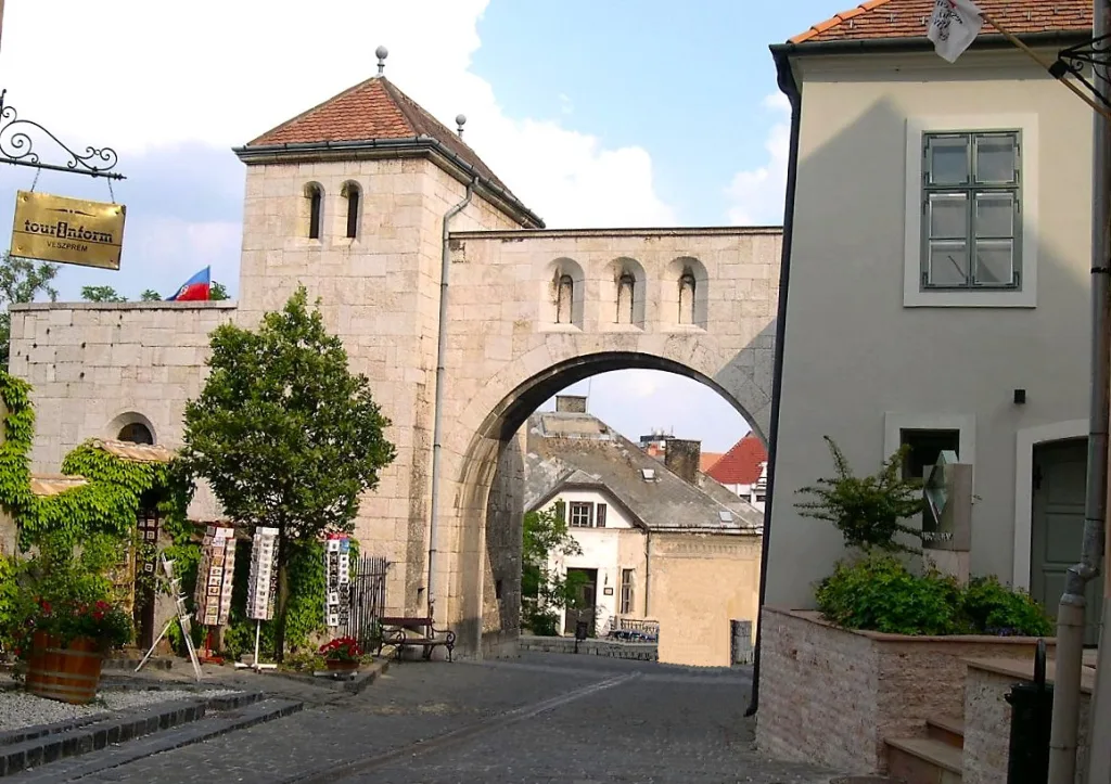 11 Puerta de los Héroes-Balatón-Hungría
