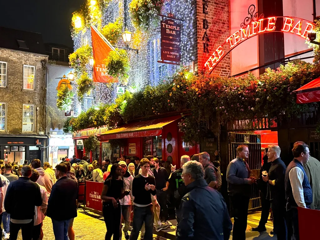 23 Temple Pub-Dublín by Night-Irlanda