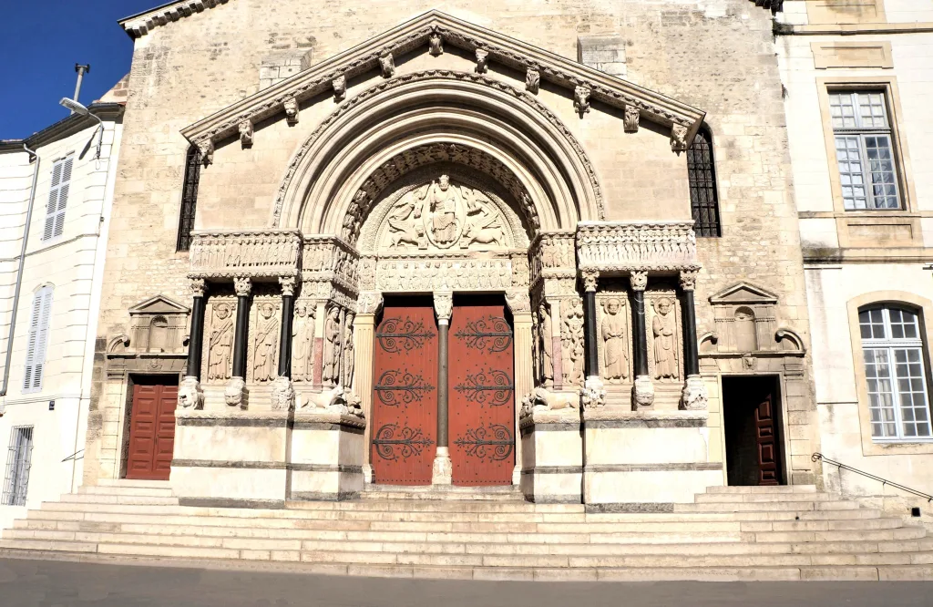 9 San Trófimo-Arlés-Provenza-Francia