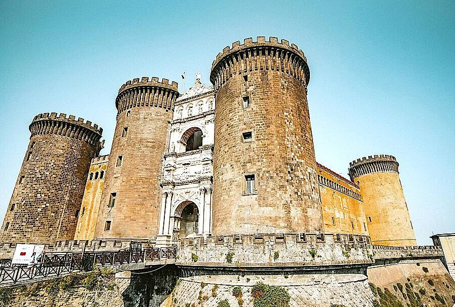 17 Castel Nuovo-Nápoles-Italia