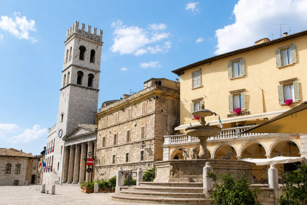 14 Plaza de Comune-Asís-Italia