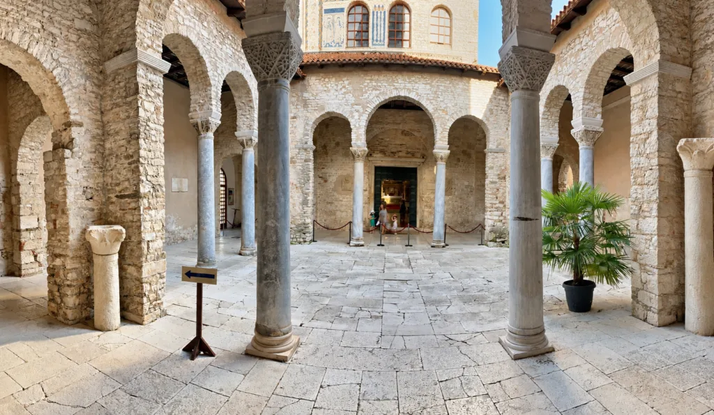 13 Atrio-basílica-Porec-Croacia