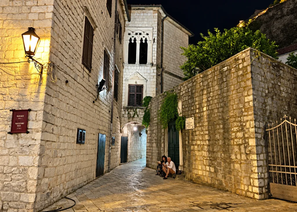 33 calle Kotor-Montenegro
