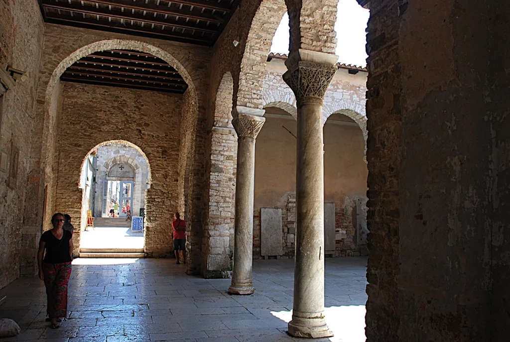 5 Decumanus-Basólica-Porec-Croacia